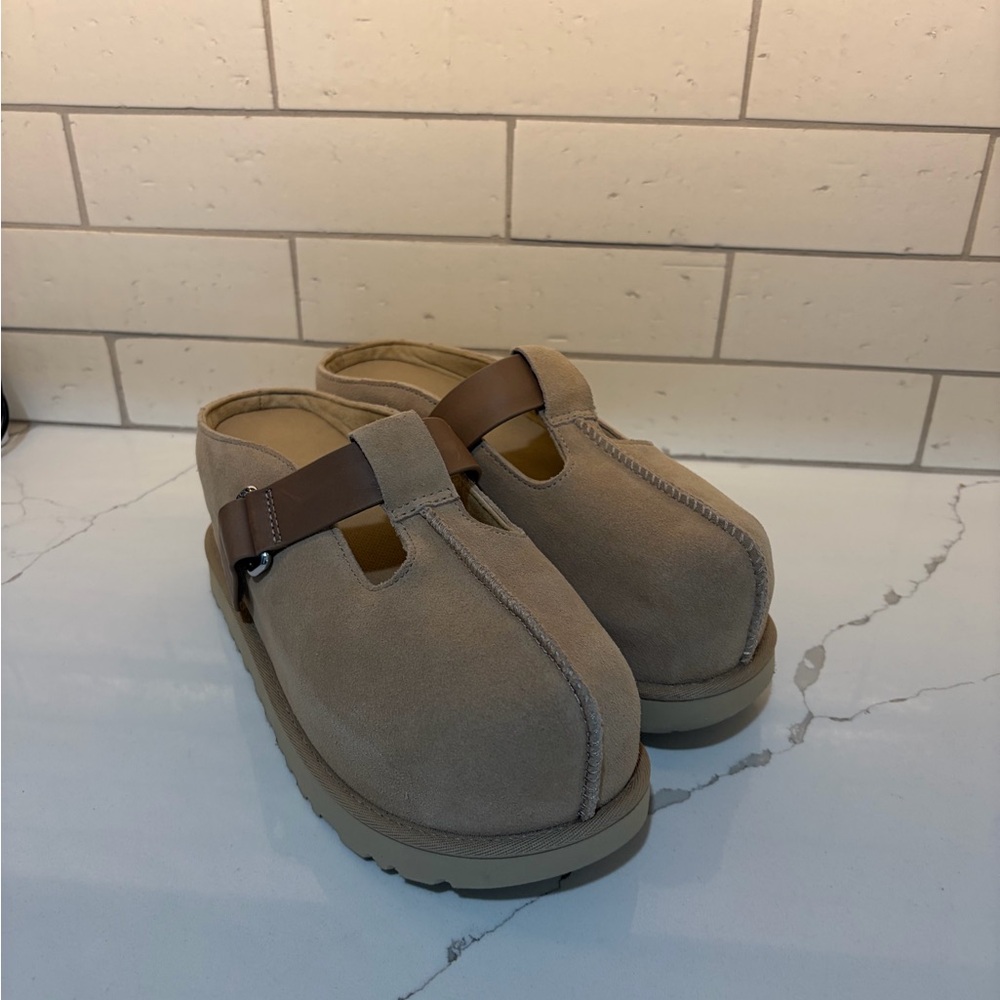 UGG GOLDENSTAR HI CLOG WOMEN’S SAND